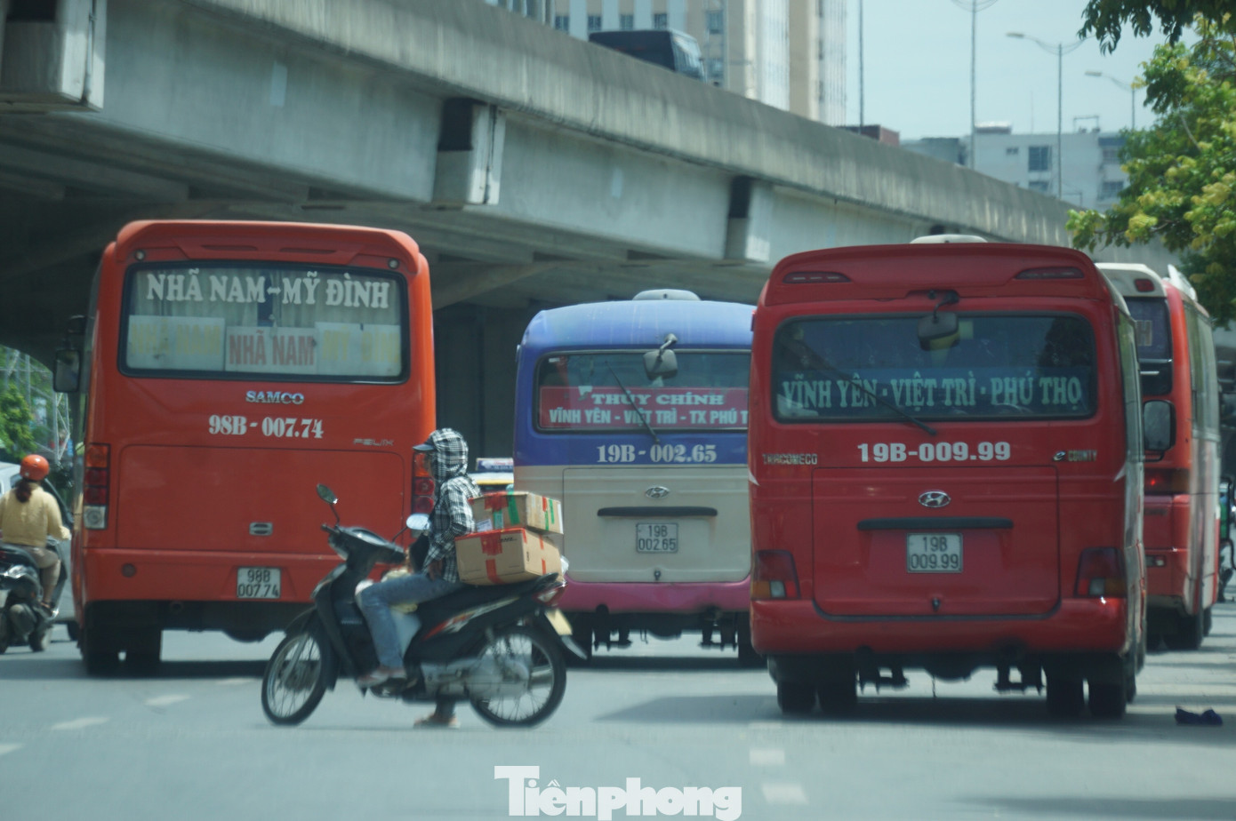 Cảnh sát hóa trang, dùng 'mắt thần' xử lý xe khách rùa bò ở Hà Nội ảnh 6