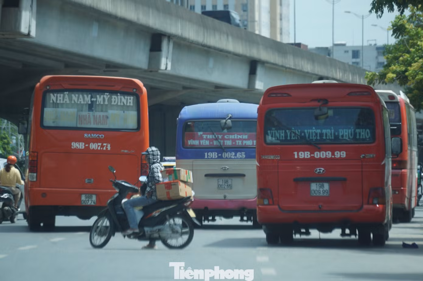 Cảnh sát hóa trang, dùng 'mắt thần' xử lý xe khách rùa bò ở Hà Nội ảnh 6