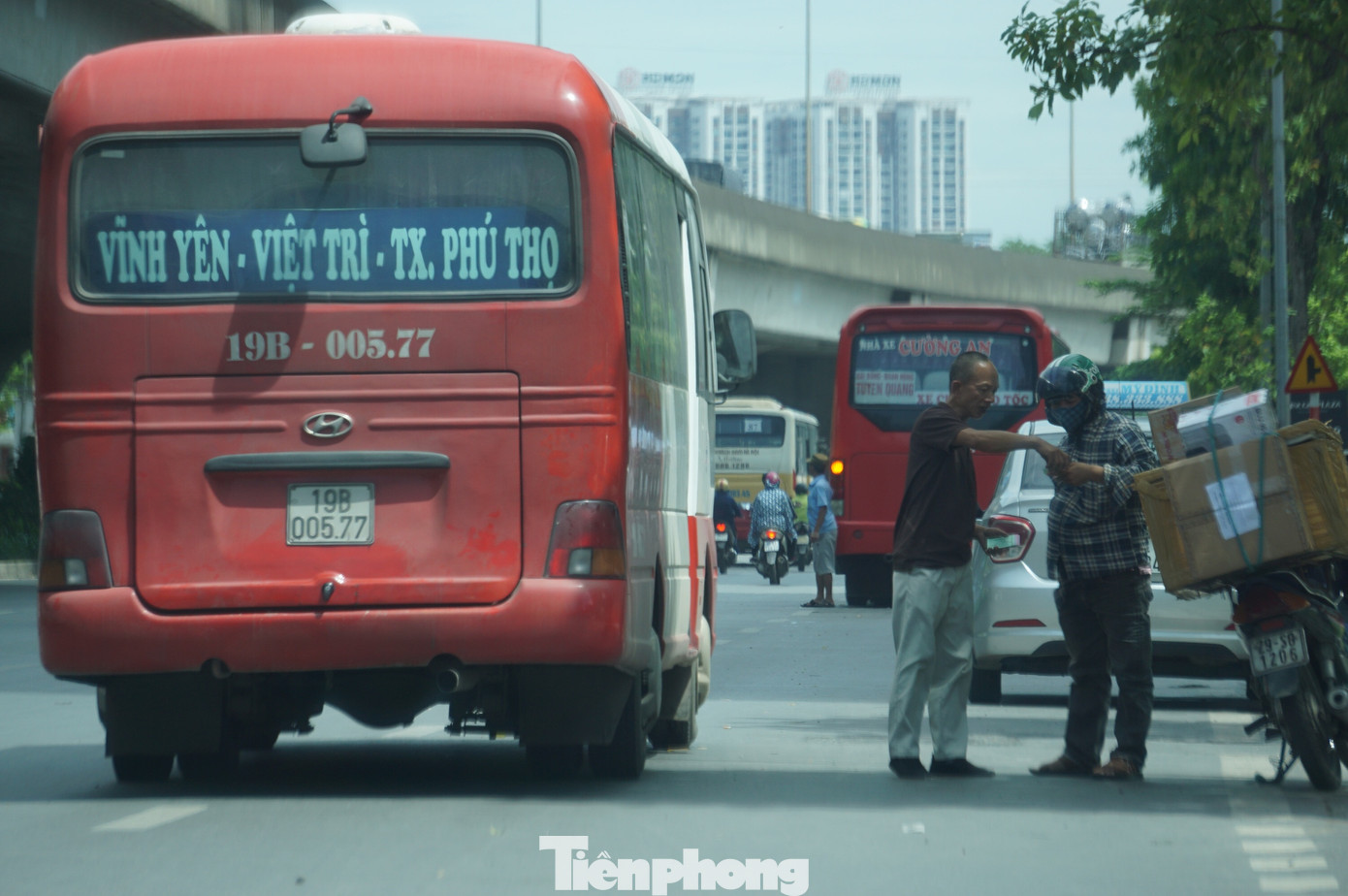 Cảnh sát hóa trang, dùng 'mắt thần' xử lý xe khách rùa bò ở Hà Nội ảnh 4