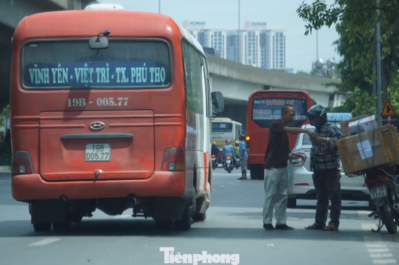 Cảnh sát hóa trang, dùng 'mắt thần' xử lý xe khách rùa bò ở Hà Nội ảnh 4