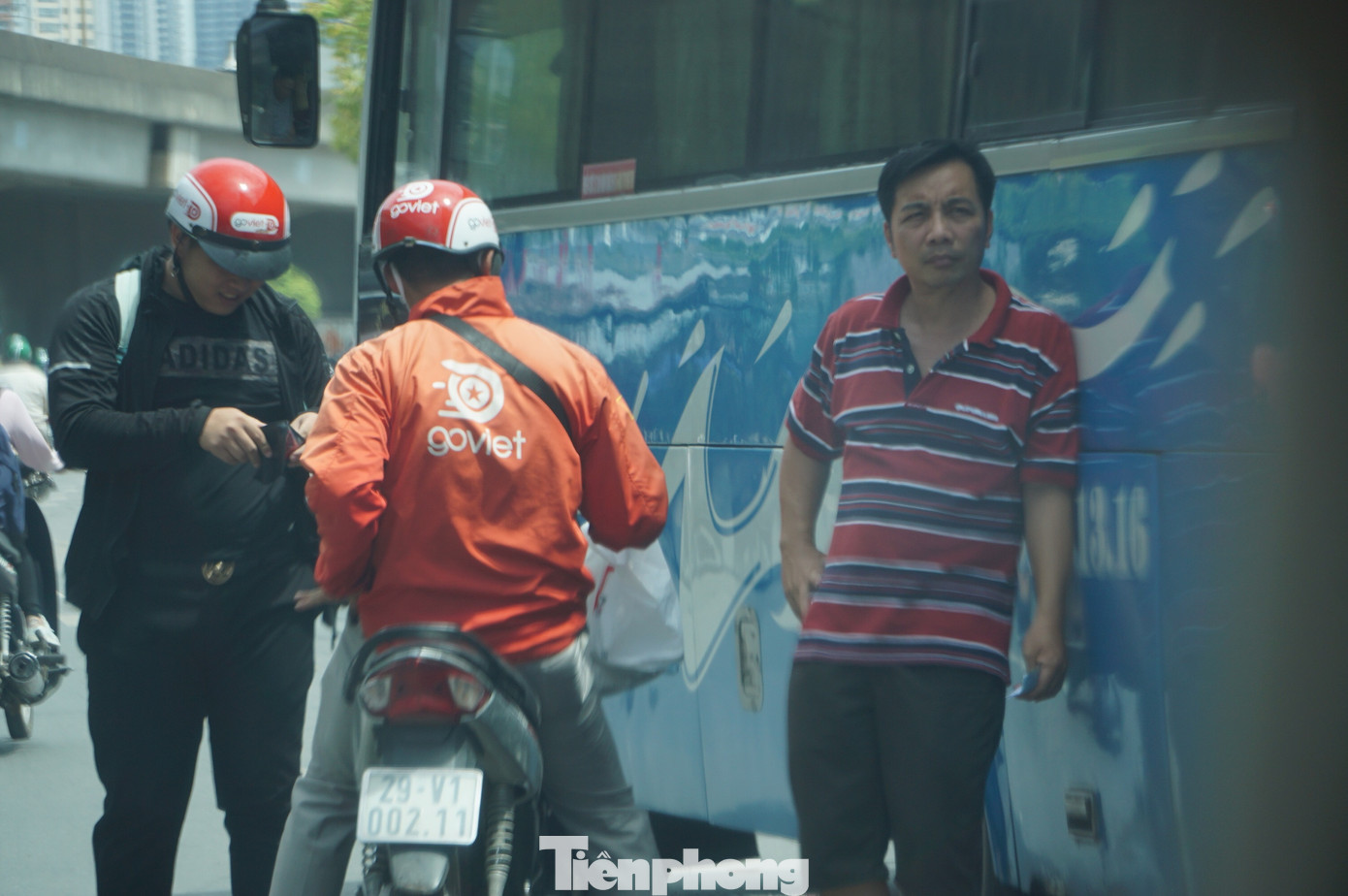 Cảnh sát hóa trang, dùng 'mắt thần' xử lý xe khách rùa bò ở Hà Nội ảnh 7