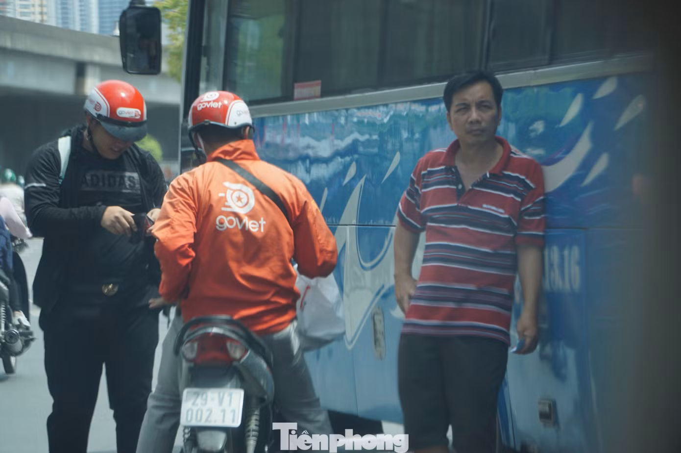Cảnh sát hóa trang, dùng 'mắt thần' xử lý xe khách rùa bò ở Hà Nội ảnh 7