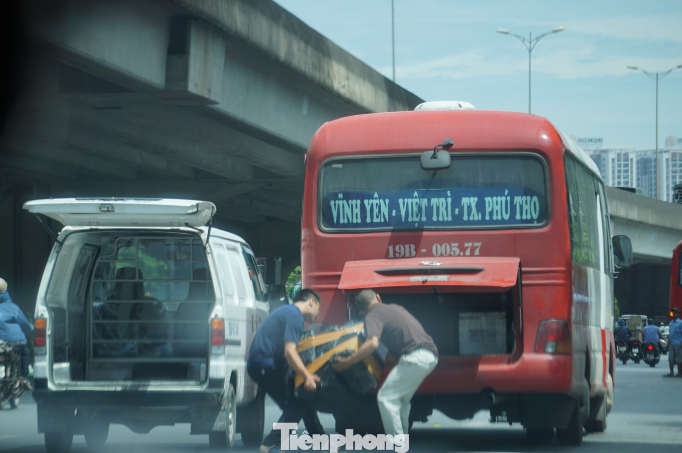 Cảnh sát hóa trang, dùng 'mắt thần' xử lý xe khách rùa bò ở Hà Nội ảnh 5