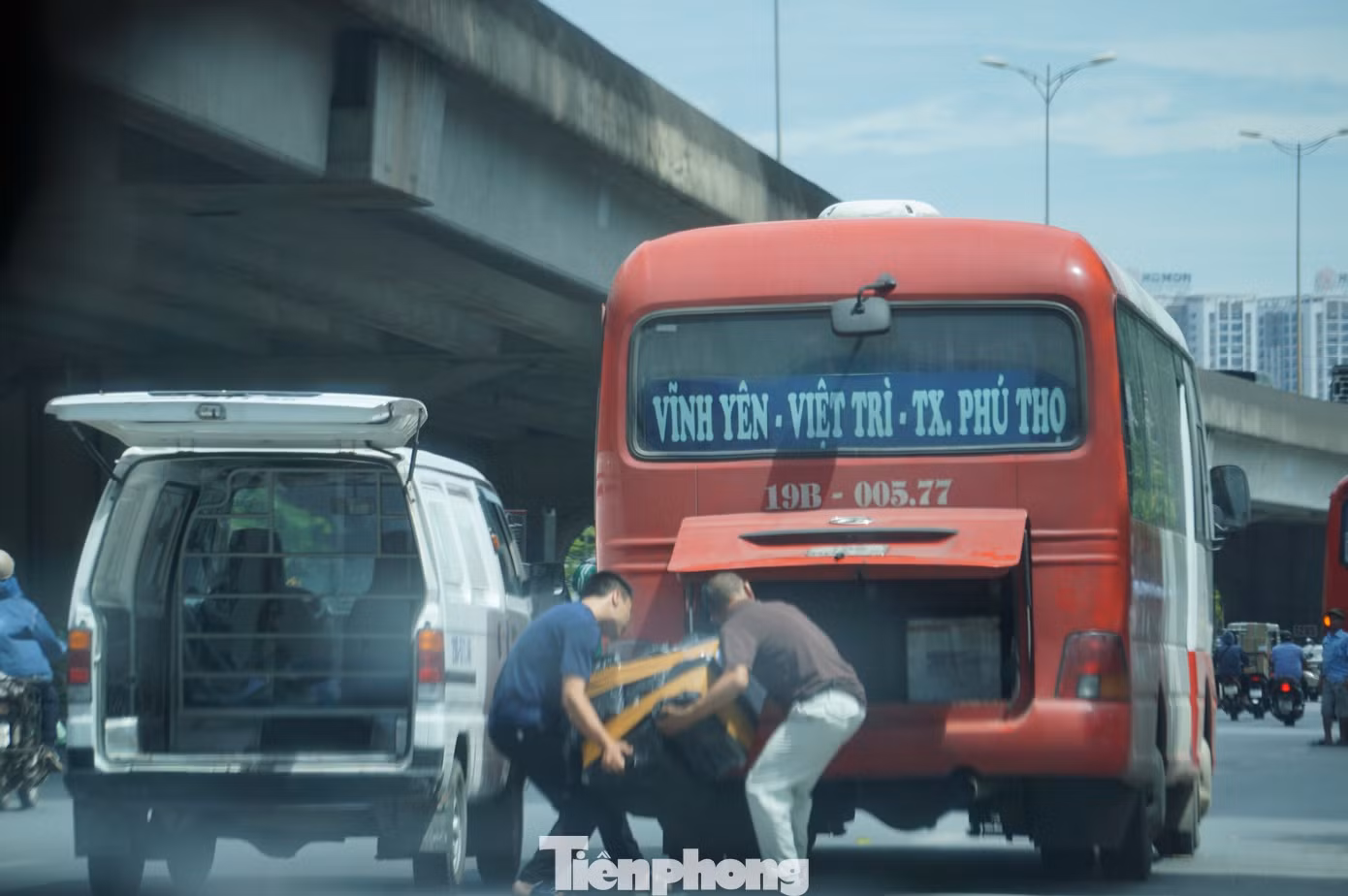 Cảnh sát hóa trang, dùng 'mắt thần' xử lý xe khách rùa bò ở Hà Nội ảnh 5