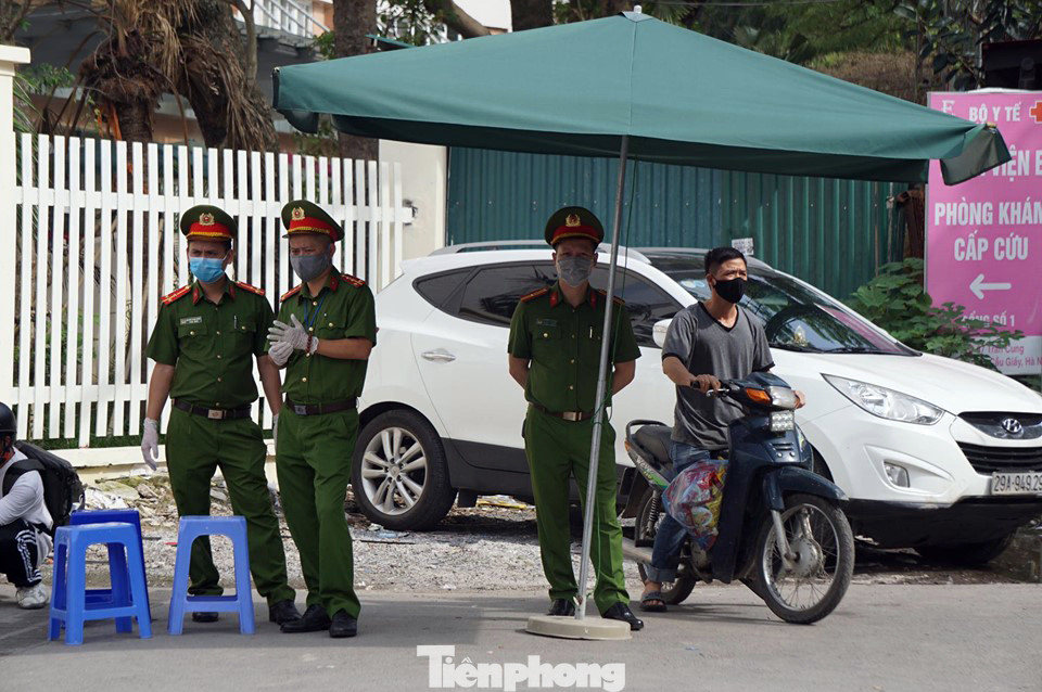 Công an siết chặt an ninh tại Bệnh viện E sau ca mắc COVID-19 ảnh 5
