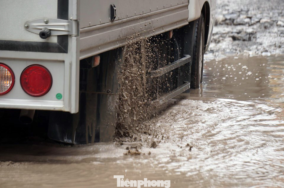 Cận cảnh 'hố bom' tử thần trên con đường đau khổ bậc nhất ở Hà Nội ảnh 6