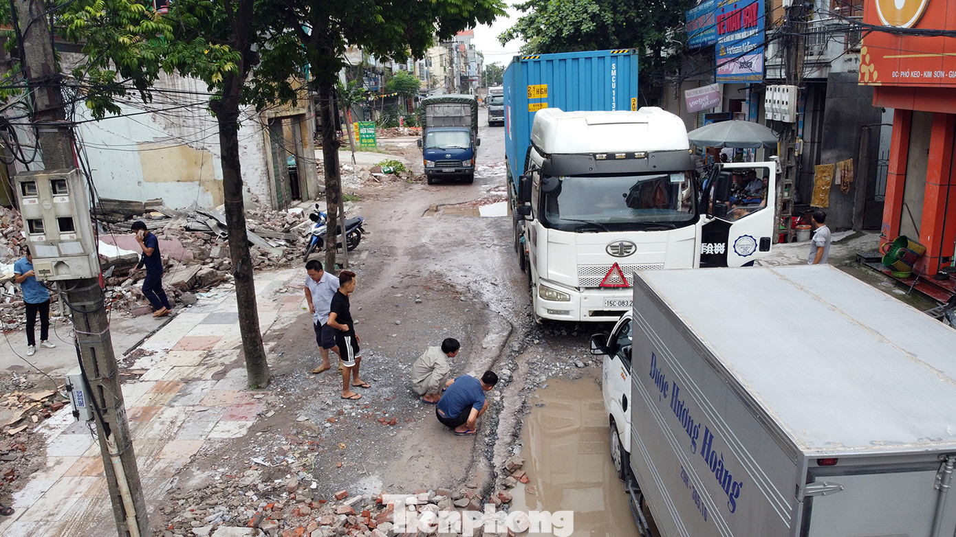 Cận cảnh 'hố bom' tử thần trên con đường đau khổ bậc nhất ở Hà Nội ảnh 8