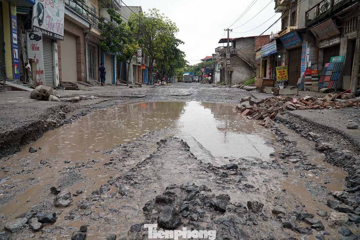 Cận cảnh 'hố bom' tử thần trên con đường đau khổ bậc nhất ở Hà Nội ảnh 3