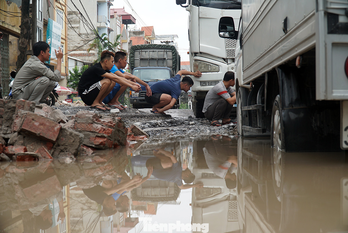 Cận cảnh 'hố bom' tử thần trên con đường đau khổ bậc nhất ở Hà Nội ảnh 5