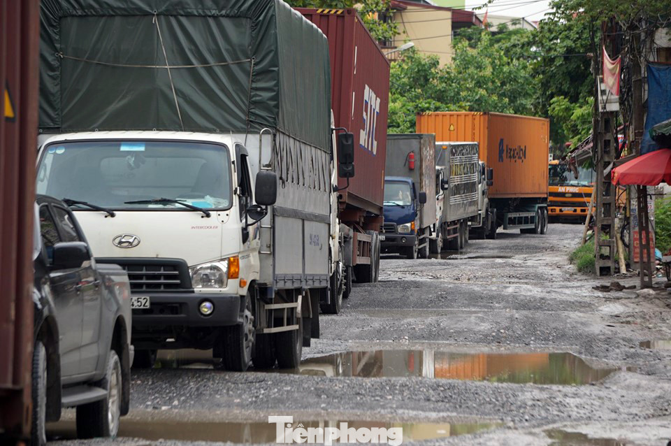 Cận cảnh 'hố bom' tử thần trên con đường đau khổ bậc nhất ở Hà Nội ảnh 2