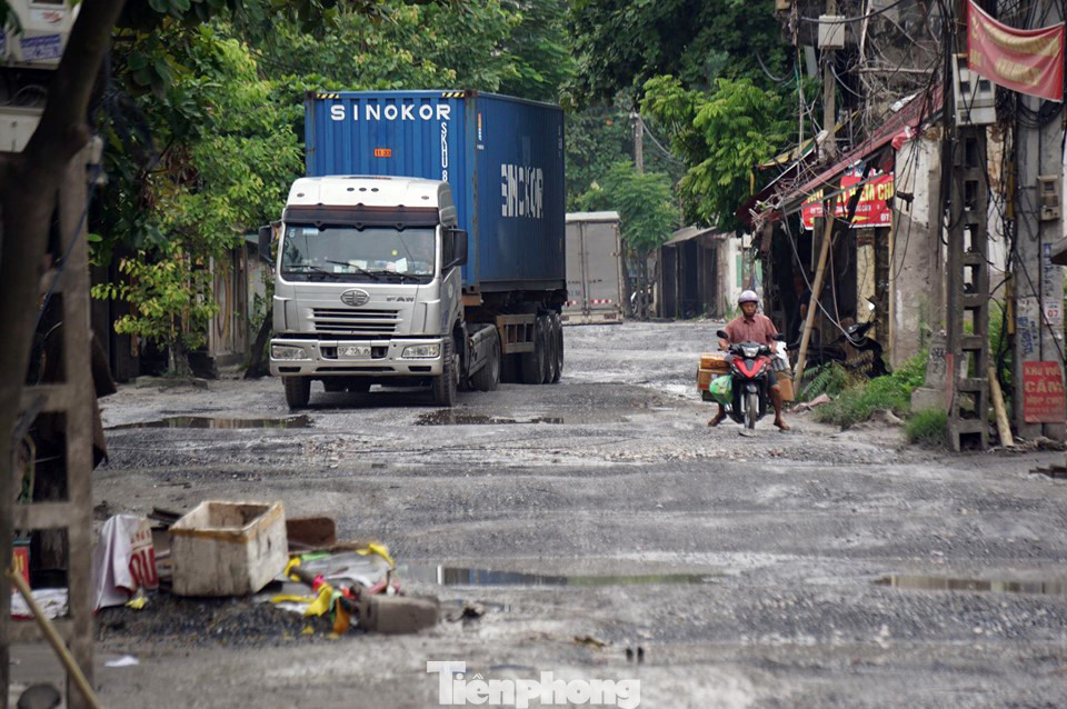Cận cảnh 'hố bom' tử thần trên con đường đau khổ bậc nhất ở Hà Nội ảnh 11