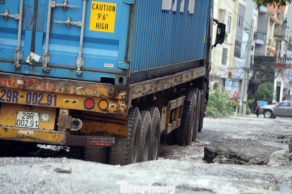 Cận cảnh 'hố bom' tử thần trên con đường đau khổ bậc nhất ở Hà Nội ảnh 10