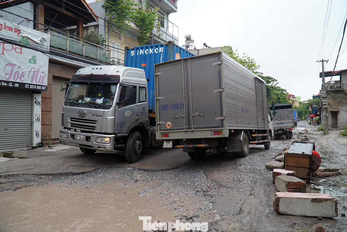 Cận cảnh 'hố bom' tử thần trên con đường đau khổ bậc nhất ở Hà Nội ảnh 4