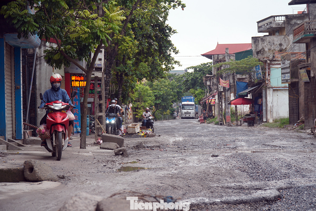 Cận cảnh 'hố bom' tử thần trên con đường đau khổ bậc nhất ở Hà Nội ảnh 12