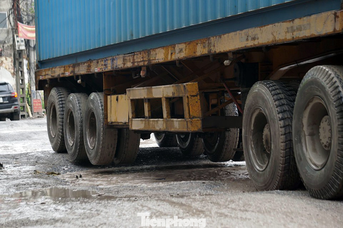 Cận cảnh 'hố bom' tử thần trên con đường đau khổ bậc nhất ở Hà Nội ảnh 9