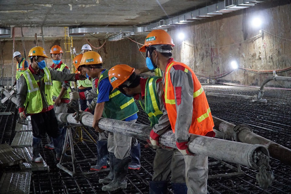 Trắng đêm đổ nền ga ngầm dự án đường sắt Nhổn - Ga Hà Nội ảnh 2