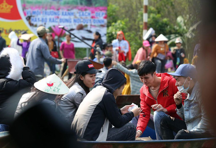 Chen chúc 'đánh bạc' trên thuyền ngày khai hội chùa Hương ảnh 8