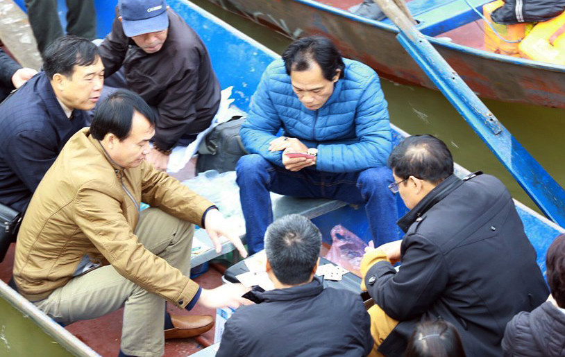 Chen chúc 'đánh bạc' trên thuyền ngày khai hội chùa Hương ảnh 7