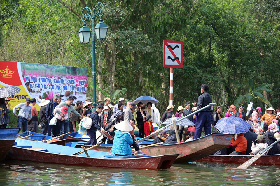 Chen chúc 'đánh bạc' trên thuyền ngày khai hội chùa Hương ảnh 2