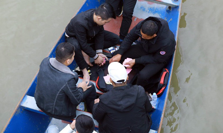 Chen chúc 'đánh bạc' trên thuyền ngày khai hội chùa Hương ảnh 4