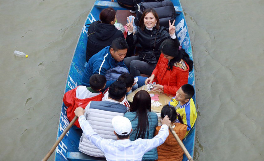 Chen chúc 'đánh bạc' trên thuyền ngày khai hội chùa Hương ảnh 9