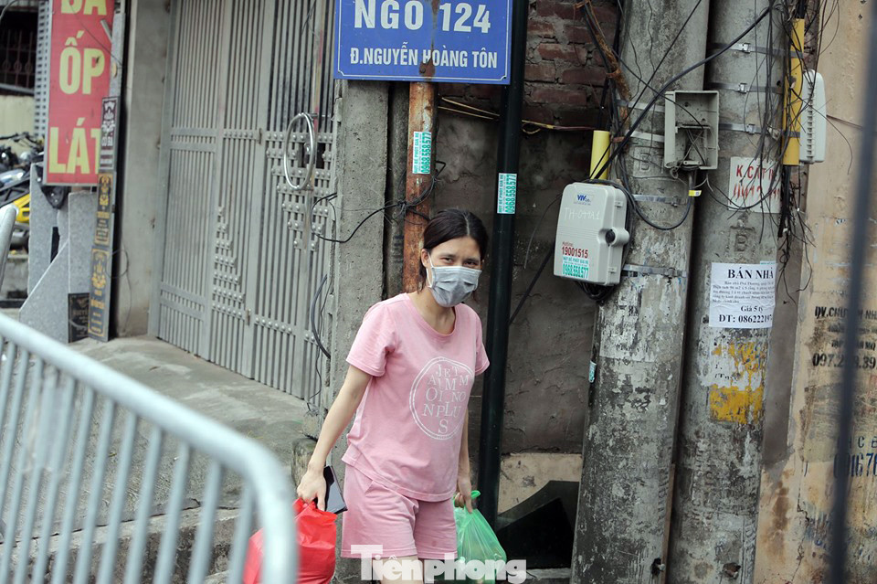 Hà Nội lập chốt phong tỏa khu phố có ca mắc mới COVID-19 ảnh 6
