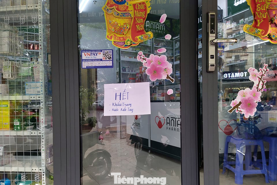 Phớt lờ lệnh cấm, nhiều tiệm thuốc vẫn 'chặt chém' giá khẩu trang ảnh 1