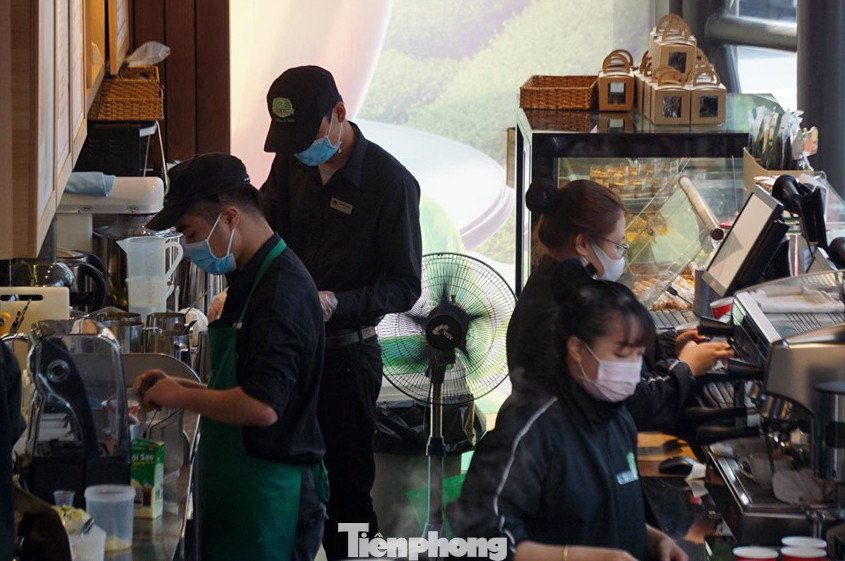 Đeo khẩu trang đi uống cà phê ở Hà Nội thời dịch virus corona ảnh 8