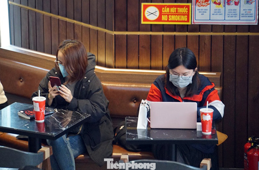 Đeo khẩu trang đi uống cà phê ở Hà Nội thời dịch virus corona ảnh 6