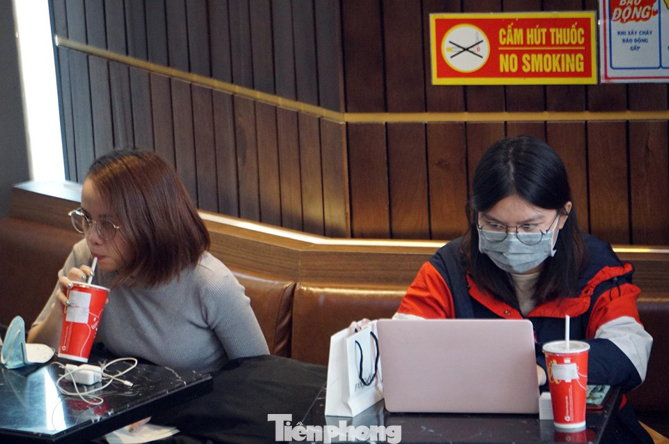 Đeo khẩu trang đi uống cà phê ở Hà Nội thời dịch virus corona ảnh 7