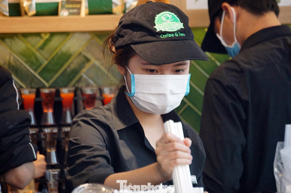 Đeo khẩu trang đi uống cà phê ở Hà Nội thời dịch virus corona ảnh 4