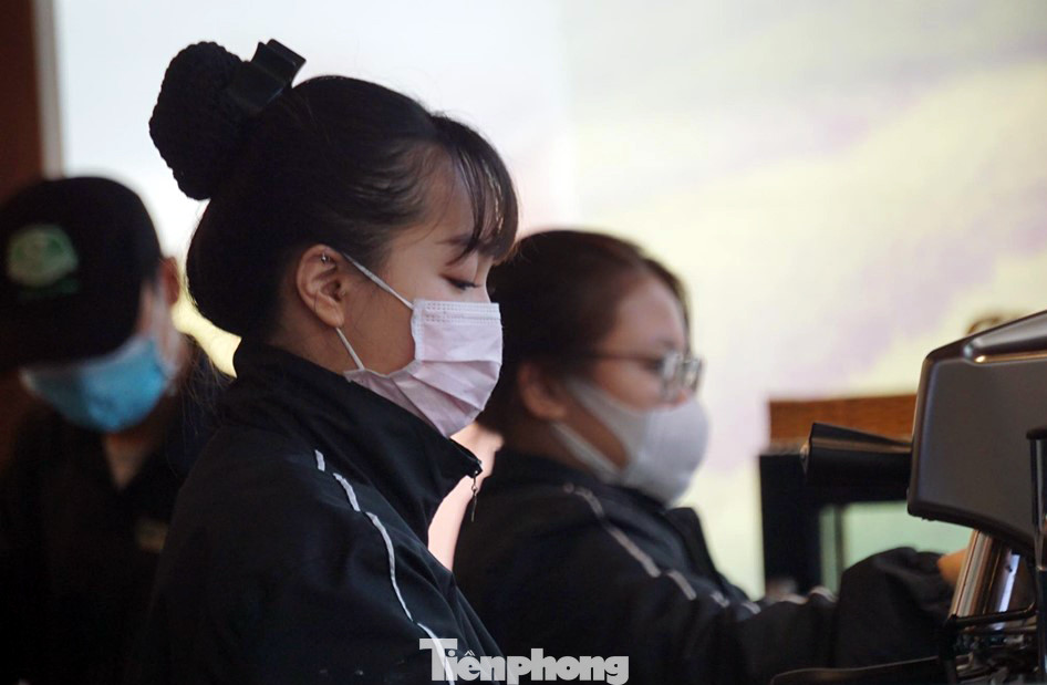 Đeo khẩu trang đi uống cà phê ở Hà Nội thời dịch virus corona ảnh 3