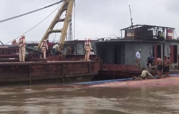 CSGT giải cứu tàu chở 500m3 cát bị đắm trong đêm mưa ảnh 1