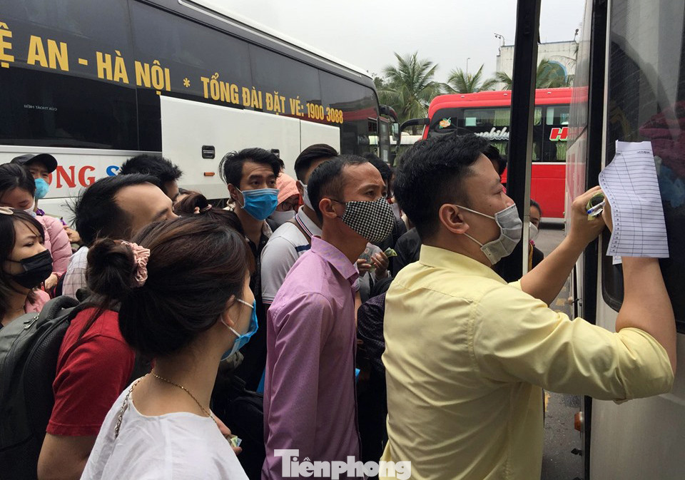 Người dân ùn ùn về quê ngày 30/4, nhiều tuyến phố Hà Nội tê liệt ảnh 9