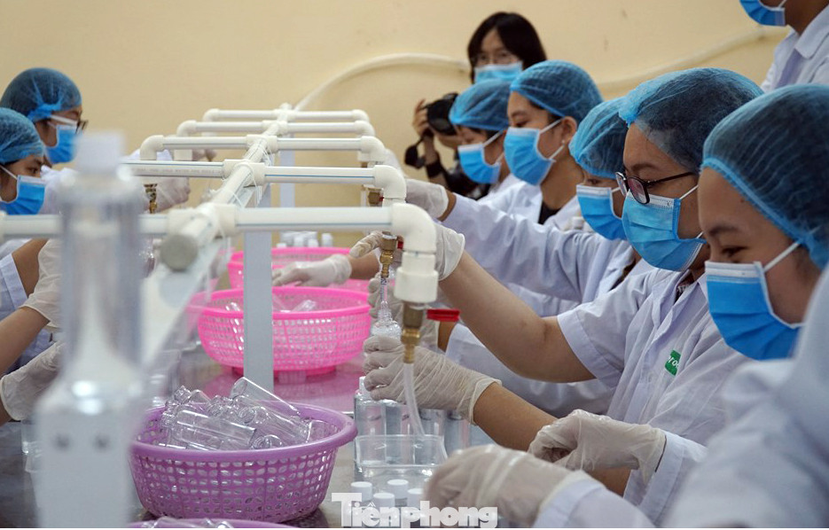 Cận cảnh xưởng chế cồn rửa tay hỗ trợ người dân Sơn Lôi - Vĩnh Phúc ảnh 5