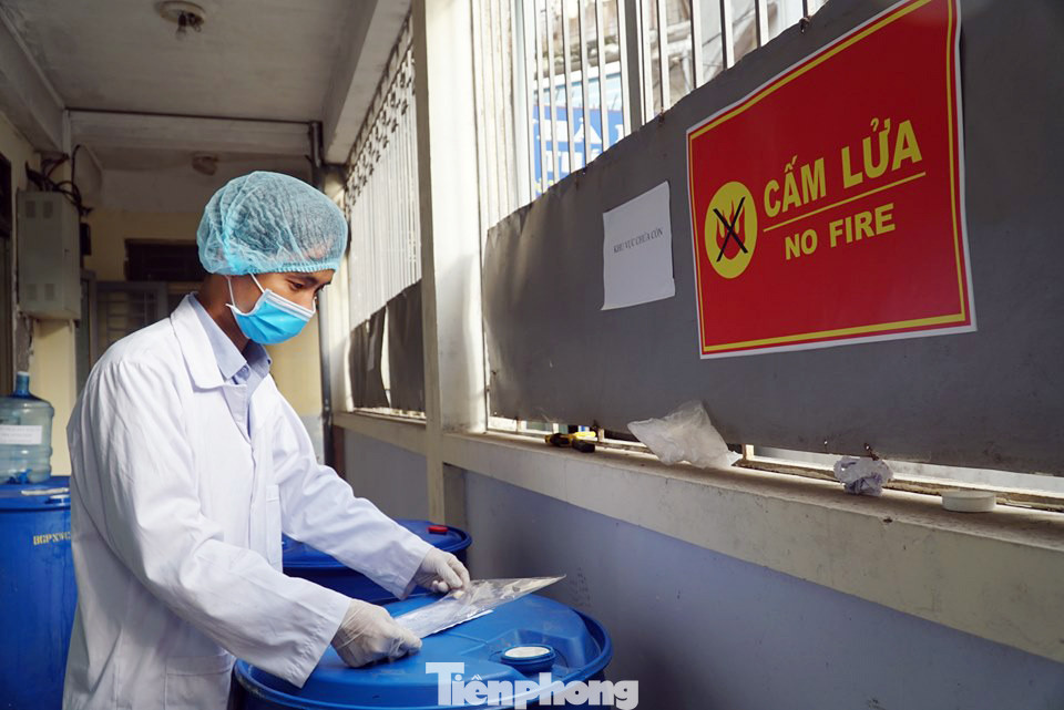 Cận cảnh xưởng chế cồn rửa tay hỗ trợ người dân Sơn Lôi - Vĩnh Phúc ảnh 2