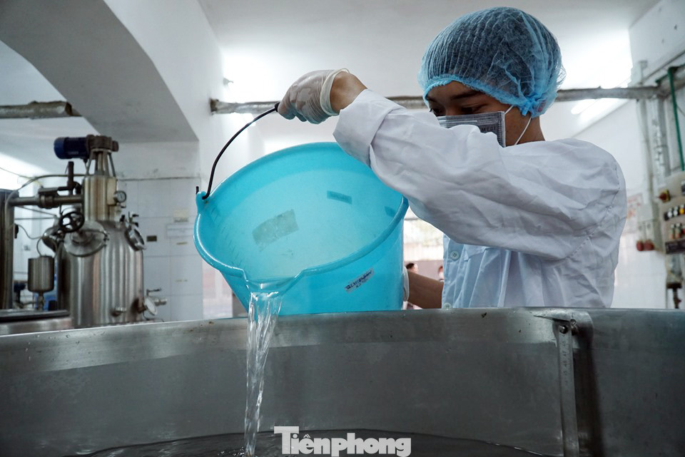 Cận cảnh xưởng chế cồn rửa tay hỗ trợ người dân Sơn Lôi - Vĩnh Phúc ảnh 3