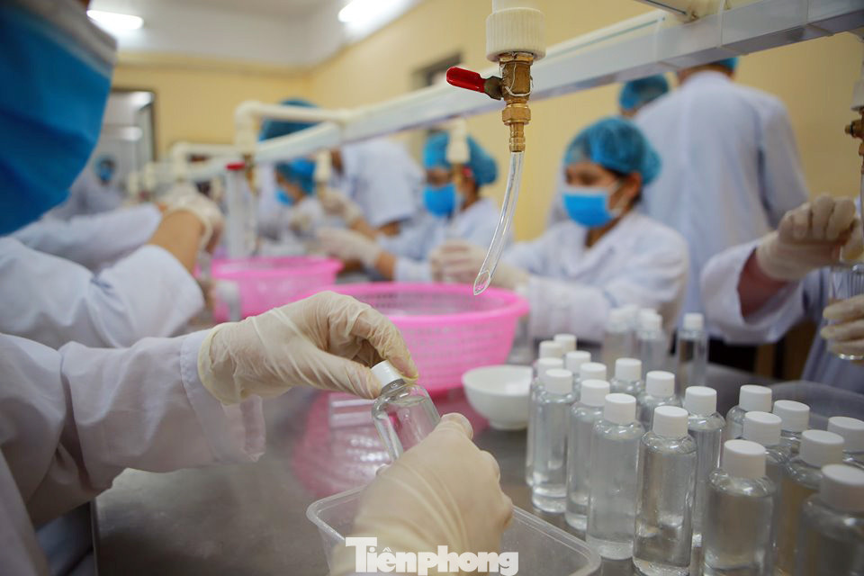 Cận cảnh xưởng chế cồn rửa tay hỗ trợ người dân Sơn Lôi - Vĩnh Phúc ảnh 7