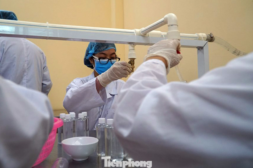 Cận cảnh xưởng chế cồn rửa tay hỗ trợ người dân Sơn Lôi - Vĩnh Phúc ảnh 6