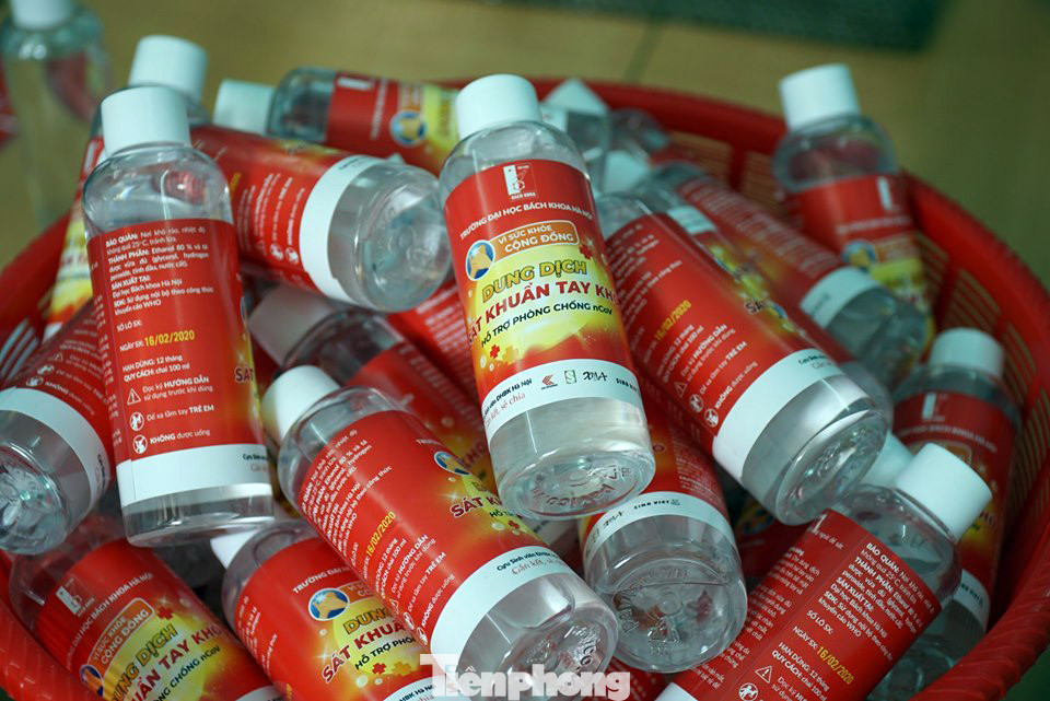 Cận cảnh xưởng chế cồn rửa tay hỗ trợ người dân Sơn Lôi - Vĩnh Phúc ảnh 8