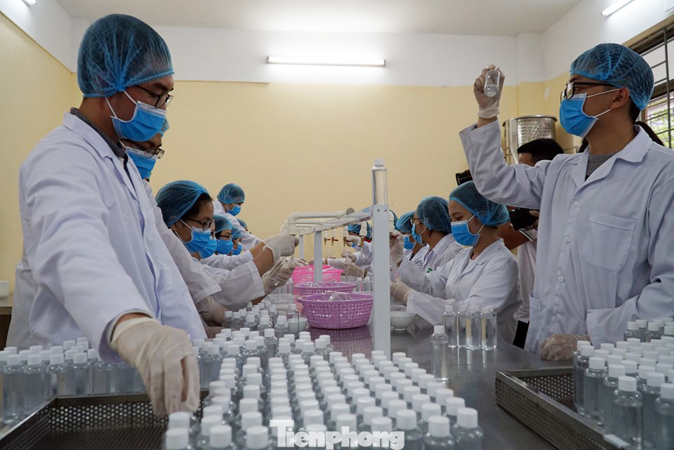 Cận cảnh xưởng chế cồn rửa tay hỗ trợ người dân Sơn Lôi - Vĩnh Phúc ảnh 4