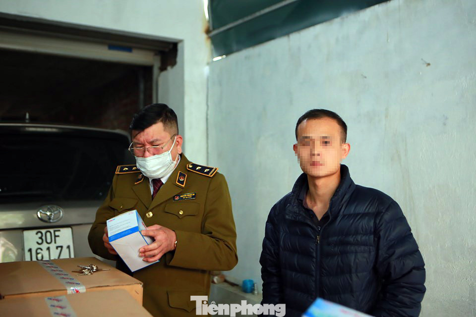 Cận cảnh kho tập kết khẩu trang trong biệt thự chuẩn bị xuất sang Trung Quốc ảnh 7