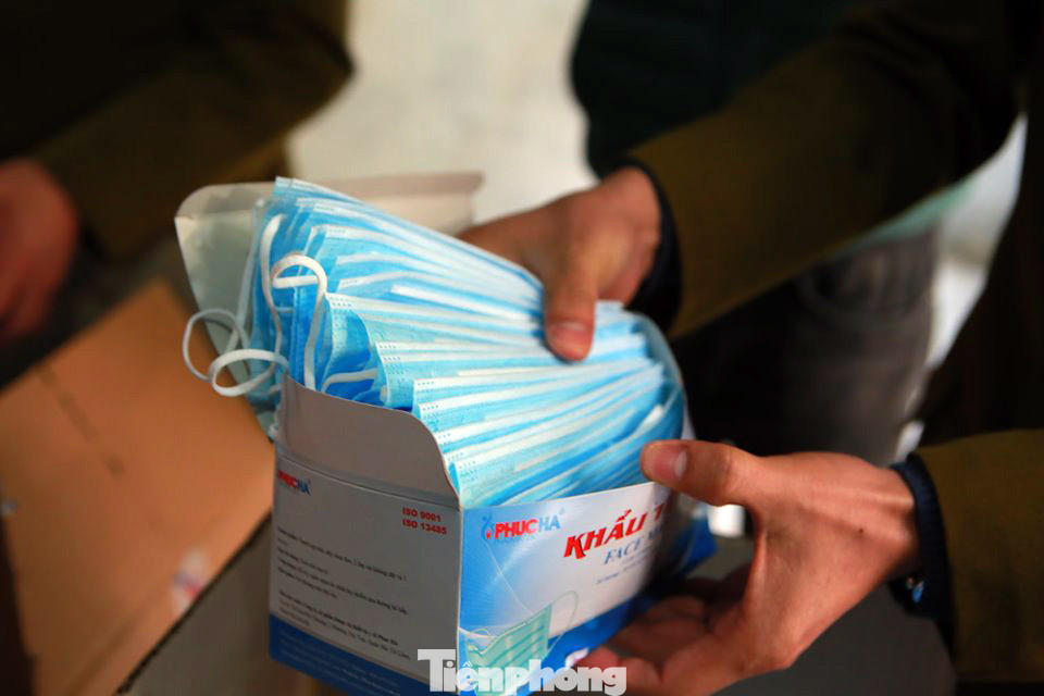 Cận cảnh kho tập kết khẩu trang trong biệt thự chuẩn bị xuất sang Trung Quốc ảnh 4