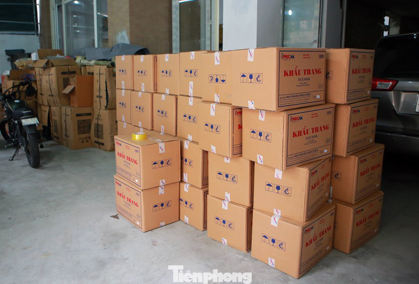 Cận cảnh kho tập kết khẩu trang trong biệt thự chuẩn bị xuất sang Trung Quốc ảnh 2