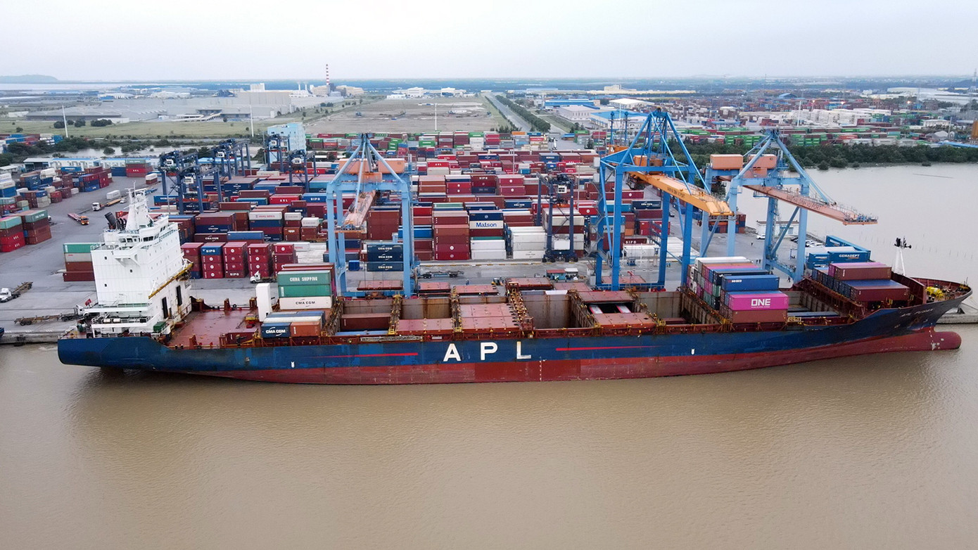 Cận cảnh tàu đường sắt Nhổn - ga Hà Nội cập cảng ở Hải Phòng ảnh 3