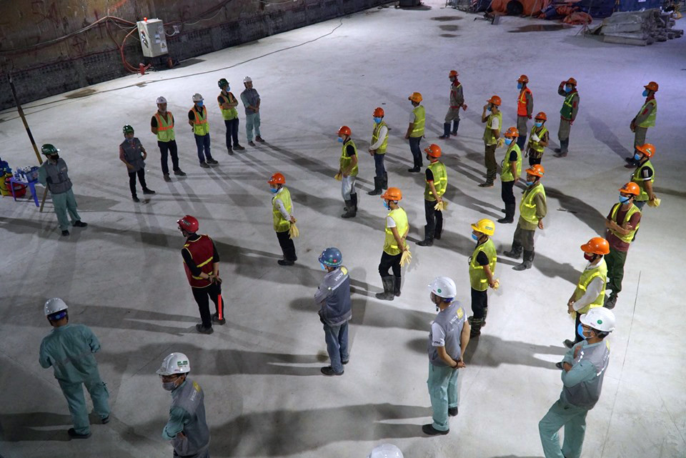 Trắng đêm đổ nền ga ngầm dự án đường sắt Nhổn - Ga Hà Nội ảnh 9