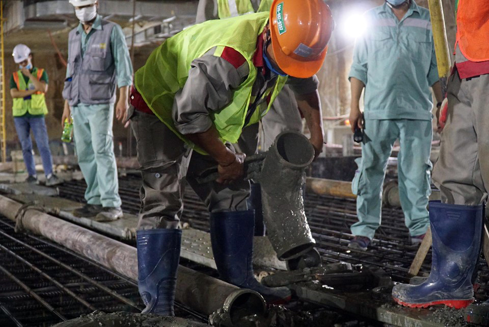 Trắng đêm đổ nền ga ngầm dự án đường sắt Nhổn - Ga Hà Nội ảnh 6