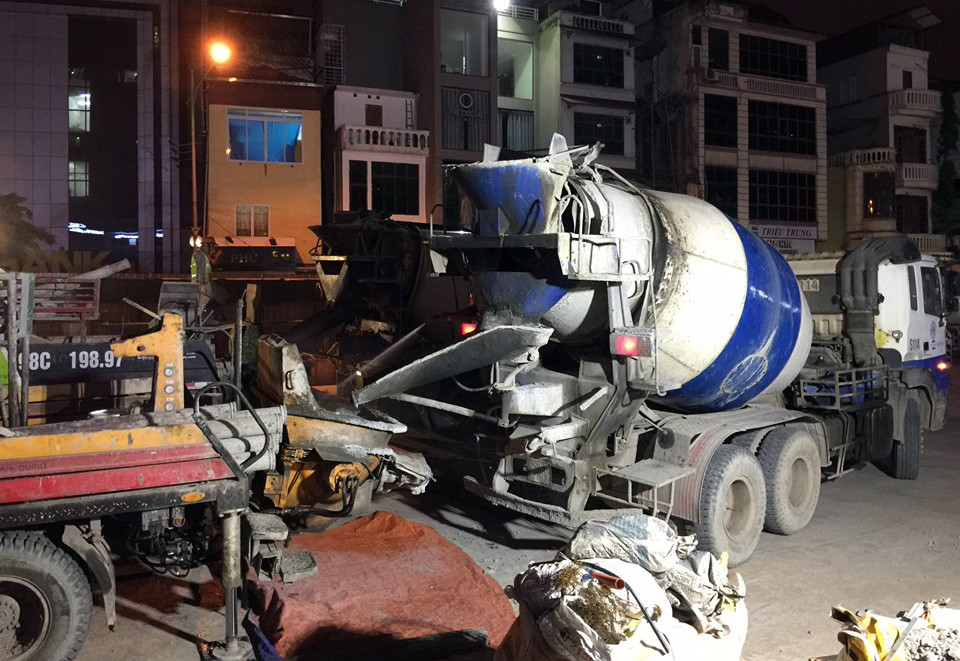 Trắng đêm đổ nền ga ngầm dự án đường sắt Nhổn - Ga Hà Nội ảnh 8