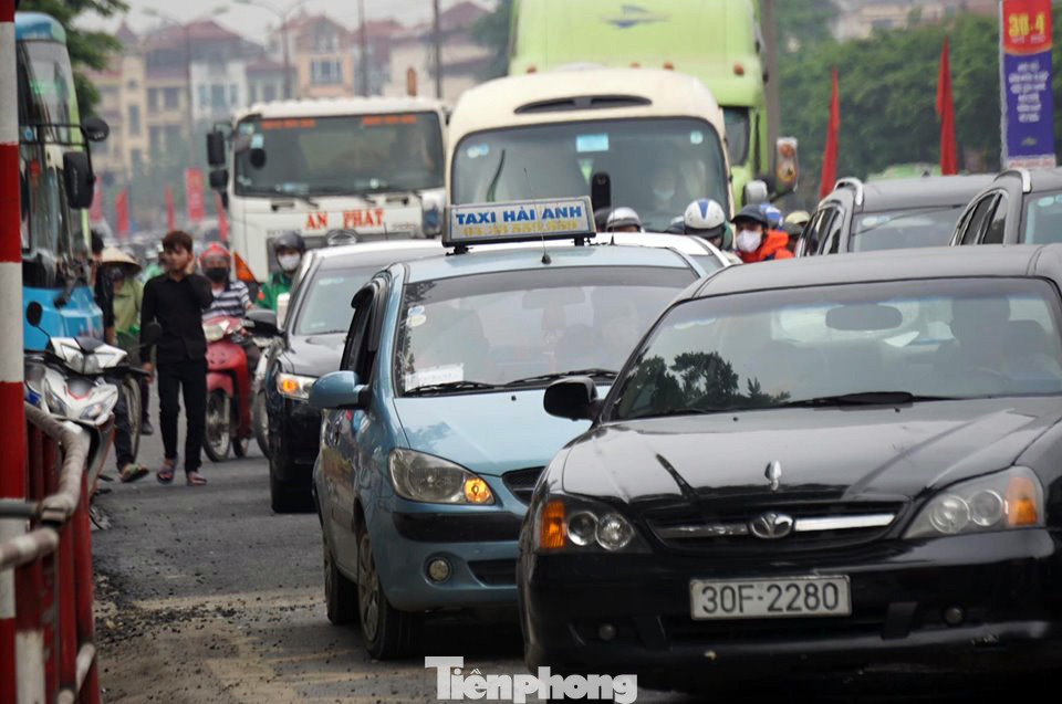 Người dân ùn ùn về quê ngày 30/4, nhiều tuyến phố Hà Nội tê liệt ảnh 8