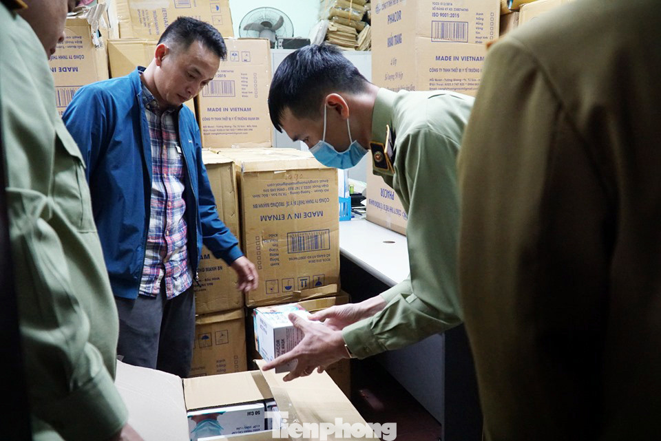 Tạm giữ 500.000 chiếc khẩu trang y tế không rõ nguồn gốc ở Hà Nội ảnh 2